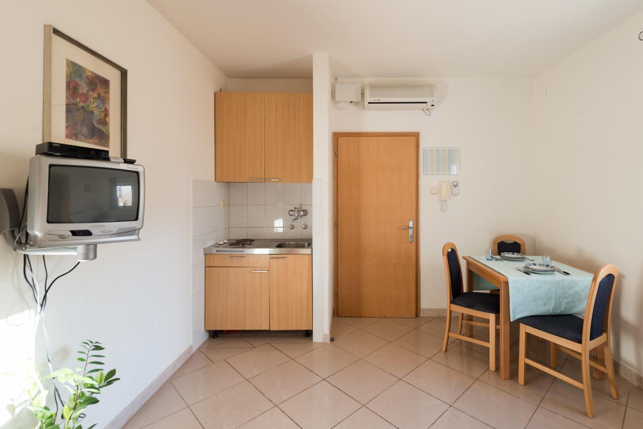 Sun House Apartments Bol Zimmer foto